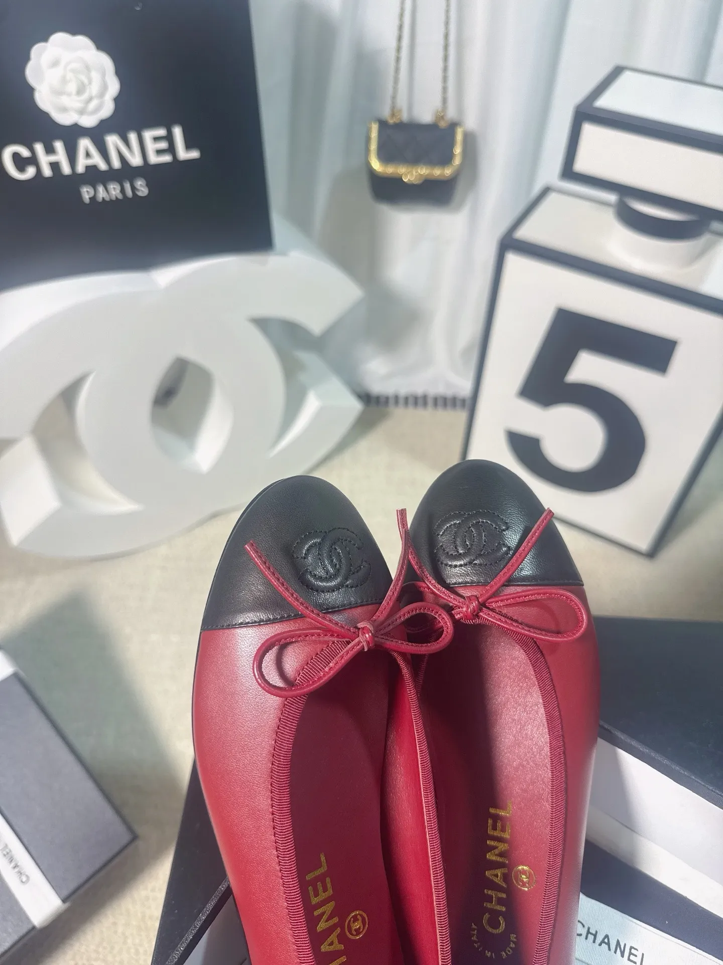 👟👟Ex-factory price 480👟👟 Generation * grade 25s Chanel fragrance is beautiful Maillard color back hollow Sling-back sandals flat/thick heel/high heel Sling-back came out in 1957, and then the two-tone design became a Chanel classic! Very suitable for spring and summer🩰 The two-color design is simple and exquisite, with a square toe and generous temperament. It visually lengthens the leg line. The color of the toe creates a sense of color difference. The back lace design is simple and elegant. It is a classic model that can be worn for hundreds of years. It is worth buying!! Upper: Customized metallic sheepskin. Inner pads: imported sheepskin. Heel height: ballet shoes. Sole: Italian A-grade genuine leather outsole. Size: 35-39 (34.40.41.42.43 is custom-made and non-returnable)